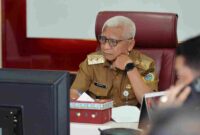 Wakil Gubernur Sumatera Utara (Sumut) Surya ikuti Rapat Koordinasi Pengendalian Inflasi Tahun 2025 dengan Kementerian Dalam Negeri RI secara daring melalui aplikasi Zoom Meeting di Ruang Sumut Smart Province Lantai 6 Kantor Gubernur Sumut Jalan Diponegoro Kota Medan, Selasa (19/8).