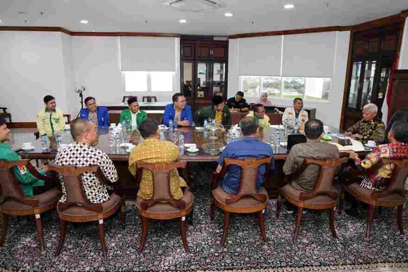 Wakil Gubernur Sumatera Utara (Sumut) H.Surya menerima silaturahmi para pimpinan (Ketua dan Sekretaris) 
Organisasi Kepemudaan di Ruang Kerja Wakil Gubernur Lantai 9 Kantor Gubernur Sumut Jalan Diponegoro Kota Medan. 
Jumat (29/8).