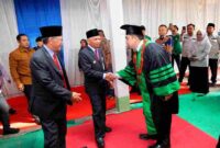 Wakil Gubernur Sumatera Utara (Sumut) Surya hadiri wisuda sarjana angkatan XIII Universitas Al Washliyah Kabupaten Labuhanbatu di Jalan Sempurna, Rantau Prapat, Senin (4/8/2025).
(Foto : Dinas Komunikasi dan Informatika Prov.Sumut)