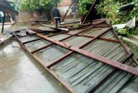 Kondisi atap rumah warga yang diterbangkan angin dan jatuh ditanah. Sabtu, (23/08)