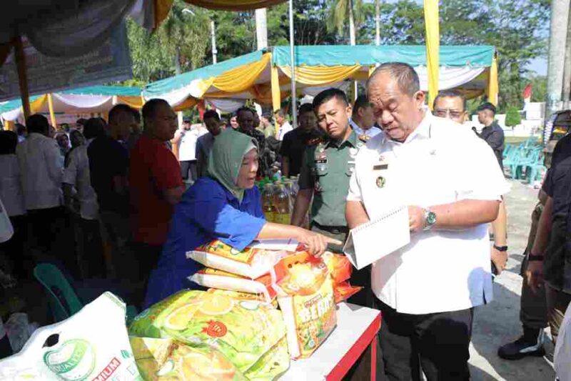  Bupati Asahan, Taufik Zainal Abidin, S.Sos., M.Si., tinjau pasar murah dan periksa harga beras. Rabu (6/8)