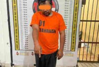 Pelaku saat diamankan personel Polres Simalungun bersama barang bukti.
