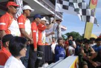  Bupati Simalungun, Dr. H. Anton Achmad Saragih didampingi Wakil Bupati, Benny Gusman Sinaga bersama unsur Forkopimda, melepas peserta lomba lari 10K, 5K, dan 3K yang dimulai dari halaman Kantor Bupati Simalungun, Sumatera Utara, pada Kamis (14/8/2025).