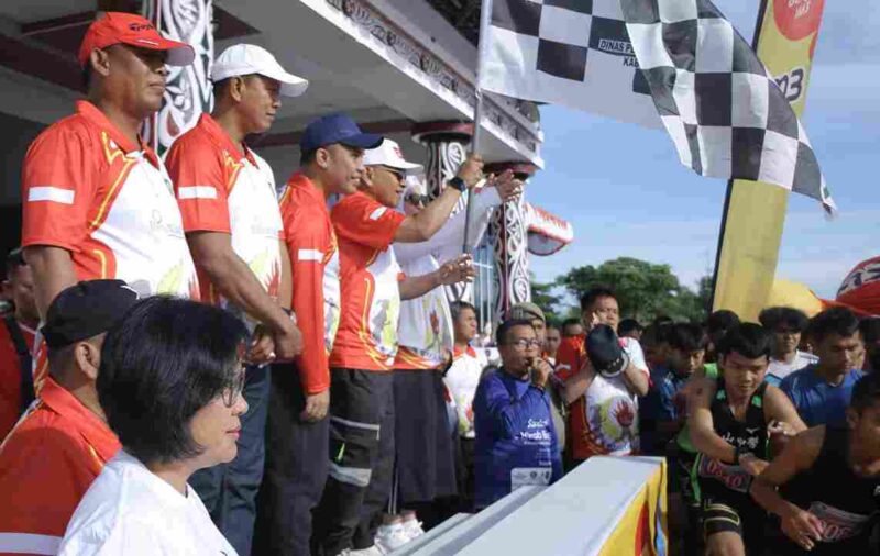  Bupati Simalungun, Dr. H. Anton Achmad Saragih didampingi Wakil Bupati, Benny Gusman Sinaga bersama unsur Forkopimda, melepas peserta lomba lari 10K, 5K, dan 3K yang dimulai dari halaman Kantor Bupati Simalungun, Sumatera Utara, pada Kamis (14/8/2025).