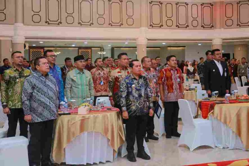  Wali Kota Pematangsiantar Wesly Silalahi SH MKn menghadiri penyaluran Dana Bagi Hasil (DBH) Provinsi Sumatera Utara (Sumut) oleh Gubernur Sumut Muhammad Bobby Afif Nasution SE MM, di Aula Tengku Rizal Nurdin Rumah Dinas Gubernur Sumut, Jalan Sudirman Kota Medan, Jumat (08/08/2025).  
