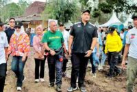 Bupati Simalungun, Dr. H. Anton Ahmad Saragih, bersama Ketua TP PKK Kabupaten Simalungun, Ny. Darmawati Anton Ahmad Saragih, mendampingi Menteri Pemuda dan Olahraga Republik Indonesia (Menpora RI), Dito Ariotedjo, meninjau area paddock para pereli dalam Kejuaraan Internasional FIA Asia Pacific Rally Championship (APRC) 2025 yang digelar di Kabupaten Simalungun, Sumut, Sabtu (9/8/2025).