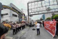 Massa yang tergabung dalam Gerakan Peduli Adhyaksa Pematangsiantar menggelar aksi unjuk rasa di halaman Kantor Kejaksaan Negeri (Kejari) Pematangsiantar, Kamis (21/8/2025).