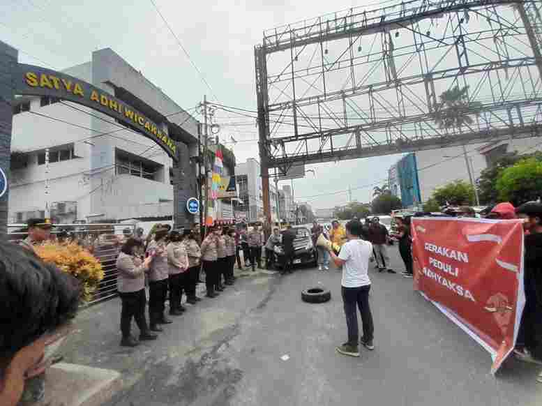 Massa yang tergabung dalam Gerakan Peduli Adhyaksa Pematangsiantar menggelar aksi unjuk rasa di halaman Kantor Kejaksaan Negeri (Kejari) Pematangsiantar, Kamis (21/8/2025).