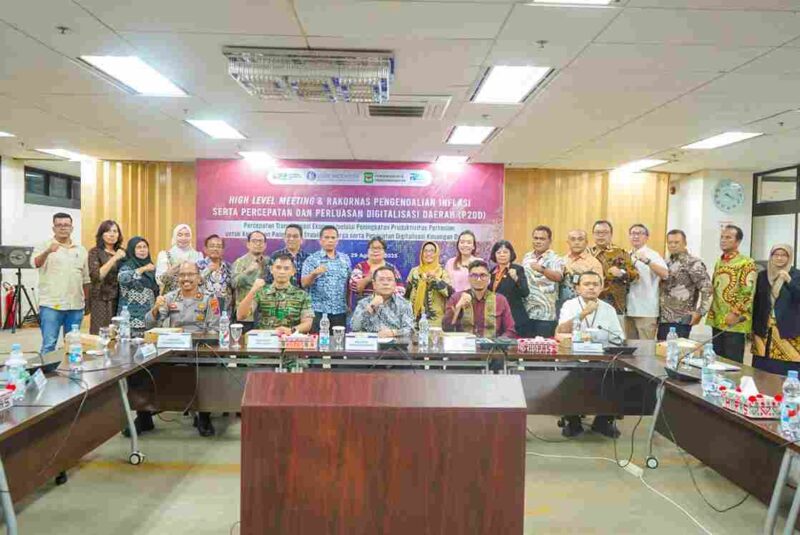 High Level Meeting (HLM) Tim Pengendalian Inflasi Daerah (TPID) serta Tim Percepatan dan Perluasan Digitalisasi Daerah (TP2DD), di Lantai  4 Kantor Perwakilan Bank Indonesia (KPw BI) Pematangsiantar, Jalan H Adam Malik, Jumat (29/08/2025) sore.