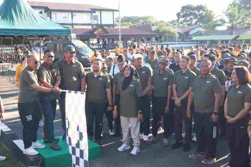 apolres Simalungun AKBP Marganda Aritonang, S.H., S.I.K., M.M., menghadiri kegiatan Olahraga Bersama dalam Rangka Silaturahmi Lintas Sektoral bersama Forum Koordinasi Pimpinan Daerah (Forkopimda) di Kewilayahan Korem 022/Pantai Timur, Jumat (22/8/2025).