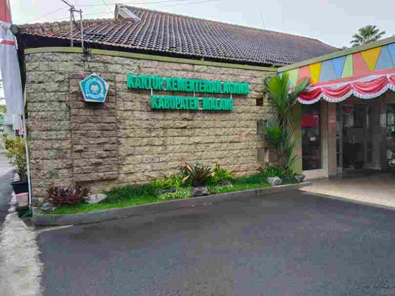 Halaman Kantor Kemenag Kabupaten Malang. Rabu, (20/8) (Foto : Arifpin Setro-atapkota)