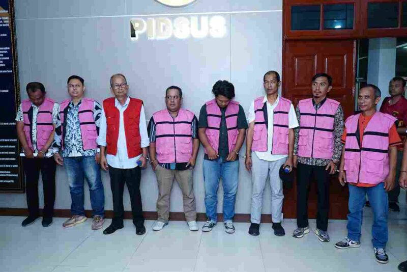 Penyidik Bidang Tindak Pidana Khusus Kejati Sumatera Utara melakukan penahanan terhadap 8 (delapan) orang tersangka pelaku dugaan tindak pidana korupsi Pembangunan dan Perbaikan Jalan Pada Dinas Pekerjaan Umum Dan Tata Ruang Di Kabupaten Batubara T.A 2023.