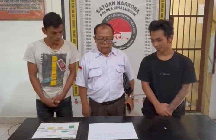 Kuasa hukum dan 2 orang tersangka saat di Mapolres Simalungun. 