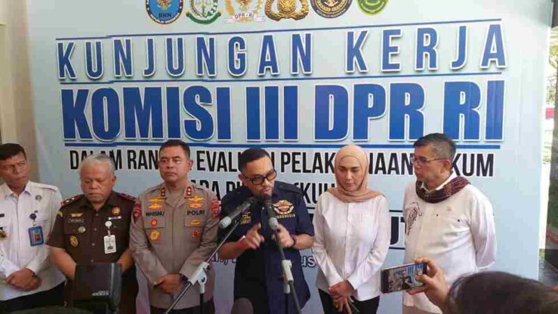 Komisi III DPR RI saat  konferensi pers di Mapolda Sumut, Jumat (22/8), didampingi Kapolda Sumut Irjen Pol Whisnu Hermawan Februanto, S.I.K., M.H., dan Kajati Sumut.