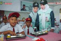 Para siswa tingkat SD saat makan diruang kelas. 