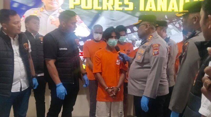 Pelaku saat di wawancarai Personel Polres Karo.