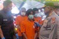 Pelaku saat di wawancarai Personel Polres Karo.