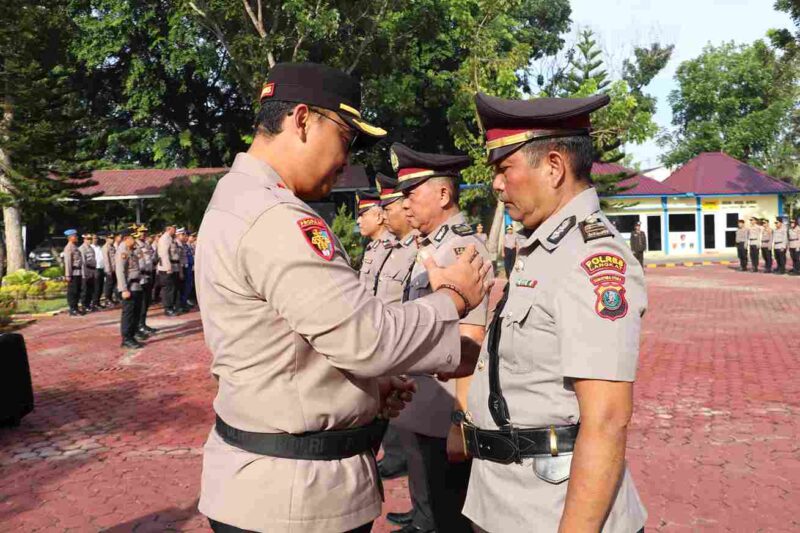 Kapolres Langkat, AKBP David Triyo Prasojo SH, SIK, memimpin upacara serah terima jabatan (Sertijab) sejumlah pejabat utama Polres dan Kapolsek jajaran di halaman Mapolres Langkat, Kamis (31/07/2025).