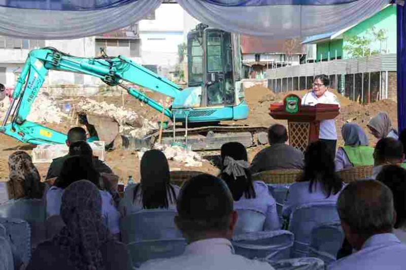 Plt Asisten Administrasi Umum Rosion Julietta Hutauruk SH MSi menghadiri acara Peletakan Batu Pertama Pembangunan Gedung Laboratorium Kesehatan Masyarakat Kota Pematangsiantar, di Jalan Vihara Kelurahan Simalungun Kecamatan Siantar Selatan, Rabu (06/08/2025)