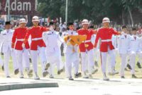 Pengibaran bendera merah putih dilaksanakan Pasukan Pengibar Bendera Pusaka (Paskibraka) Kota Pematangsiantar Tahun 2025. Sebagai pembawa baki, Evyfania Alice Priscilya Siregar dari SMA Negeri 4 Pematangsiantar, Minggu, (17/8)
