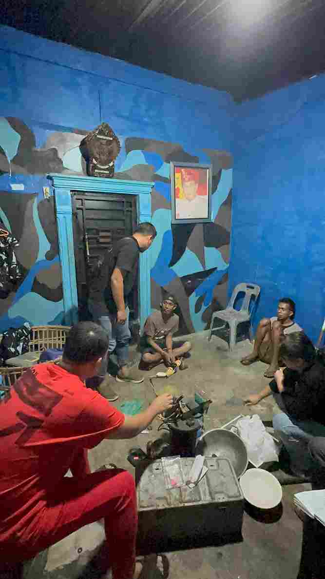 Penggerebekan dilakukan pada Jumat malam, 25 Juli 2025, di Kantor Subrayon AMPI Hamdan, Jalan Teratai, Kelurahan Hamdan, Kecamatan Medan Maimun. 