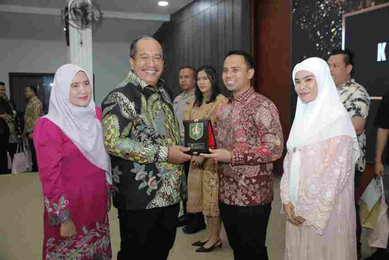 Bupati Asahan Taufik Zainal Abidin, S.Sos., M.Si., dan istri saat menyerahkan cendramata ke Kapolres lama. 