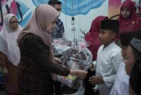 Pemerintah Kabupaten Asahan bersama TP PKK Kabupaten Asahan menyalurkan bantuan sosial kepada sejumlah panti asuhan dan panti jompo di wilayah Kota Kisaran, Jumat (15/08/2025). 