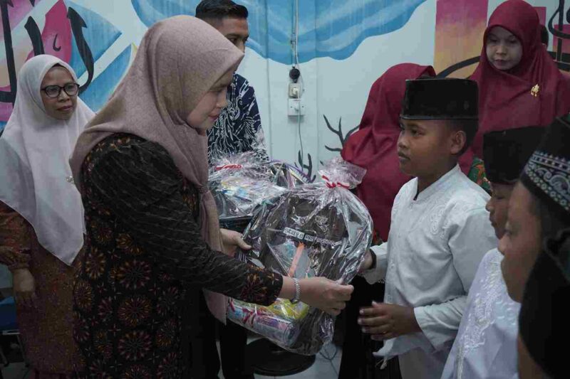 Pemerintah Kabupaten Asahan bersama TP PKK Kabupaten Asahan menyalurkan bantuan sosial kepada sejumlah panti asuhan dan panti jompo di wilayah Kota Kisaran, Jumat (15/08/2025). 