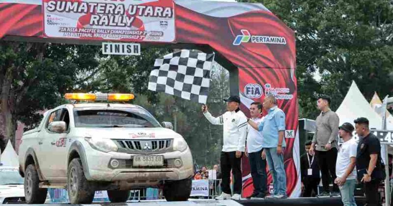 Sekretaris Daerah Provinsi Sumut (Sekdaprovsu), Togap Simangunsong, bersama Bupati Simalungun, Dr H Anton Achmad Saragih dan Ketua IMI Sumatera Utara, Harun Mustafa Nasution, secara resmi menutup Kejuaraan FIA Asia Pacific Rally Championship (APRC) 2025 Putaran ke-3, Minggu (10/8/2025).