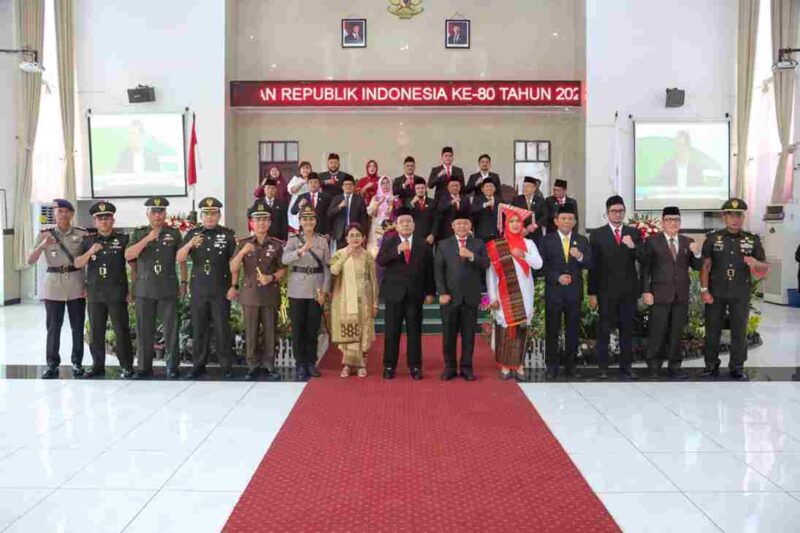 Wali Kota Pematangsiantar Wesly Silalahi SH MKn menghadiri Rapat Paripurna DPRD Kota Pematangsiantar Mendengar Pidato Kenegaraan Presiden dalam rangka Hari Ulang Tahun (HUT) ke-80 Kemerdekaan Republik Indonesia (RI) Tahun 2025, berlangsung di Gedung Harungguan DPRD Kota Pematangsiantar, Jumat (15/08/2025)