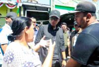 Wali Kota Medan Rico Tri Putra Bayu Waas menyapa warga Kecamatan Medan Selayang di jalan Raharja lingkungan XII, Kelurahan Tanjung Sari, Sabtu (23/8/25). 