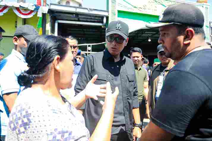 Wali Kota Medan Rico Tri Putra Bayu Waas menyapa warga Kecamatan Medan Selayang di jalan Raharja lingkungan XII, Kelurahan Tanjung Sari, Sabtu (23/8/25). 