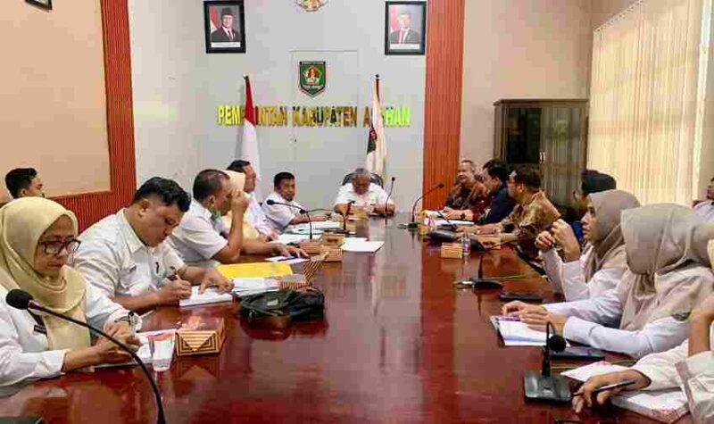 Sekretaris Daerah (Sekda) Kabupaten Asahan, Drs. Zainal Aripin Sinaga, M.H., menerima kunjungan kerja dari Kepala Perwakilan Ombudsman Republik Indonesia Sumatera Utara, Herdensi Adnin, beserta empat orang rekan lainnya, pada Rabu, 27 Agustus 2025, bertempat di Kantor Bupati Asahan.
