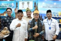 Bupati Simalungun, Dr. H. Anton Achmad Saragih saat berfoto bersama Menko Pangan RI, Zulkifli Hasan, di Ajang bergengsi Apkasi Otonomi Expo (AOE) 2025 yang berlangsung pada 28–29 Agustus di Nusantara Hall, ICE BSD, Tangerang,