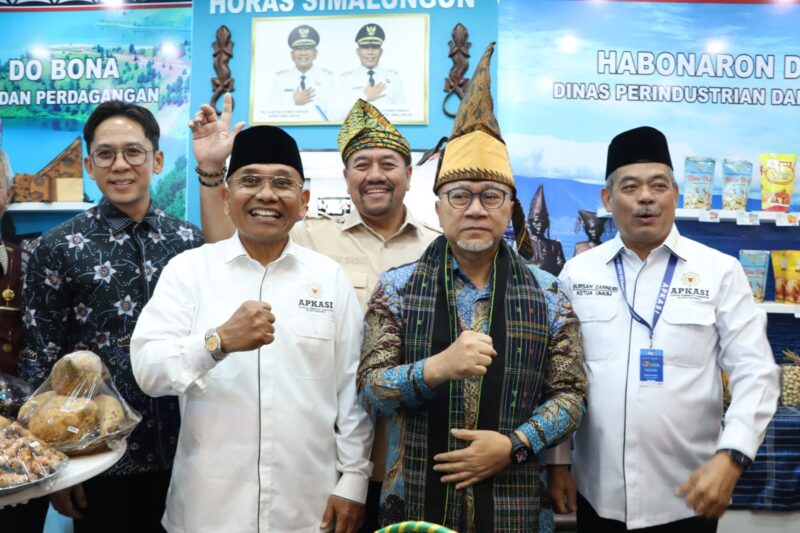 Bupati Simalungun, Dr. H. Anton Achmad Saragih saat berfoto bersama Menko Pangan RI, Zulkifli Hasan, di Ajang bergengsi Apkasi Otonomi Expo (AOE) 2025 yang berlangsung pada 28–29 Agustus di Nusantara Hall, ICE BSD, Tangerang,
