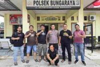 Personel Unit I Opsnal Jatanras foto bersama di Polsek Bunga Raya, Polres Siak, Polda Riau dan Tersangka. Selasa, 22 Juli 2025, sekitar pukul 15.00 WIB.