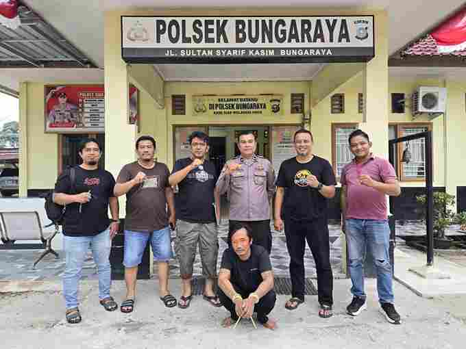 Personel Unit I Opsnal Jatanras foto bersama di Polsek Bunga Raya, Polres Siak, Polda Riau dan Tersangka. Selasa, 22 Juli 2025, sekitar pukul 15.00 WIB.