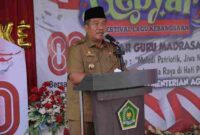 Bupati Asahan Taufik Zainal Abidin Siregar SSos MSi saat menyampaikan arahannya. di Gebyar Festival Lagu Kebangsaan Tahun 2025 Antar Guru Madrasah se-Kabupaten Asahan, Senin (04/08/2025)