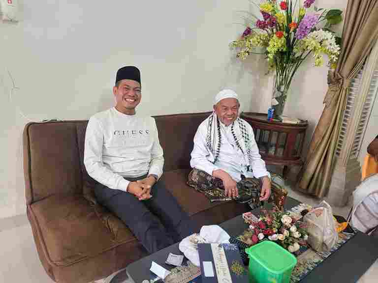 Wakil Bupati Aceh Timur, T. Zainal Abidin, S.Pd.I., M.H., menyampaikan ucapan selamat kepada ulama kharismatik Aceh, Tgk. H. Muhammad Ali atau yang akrab disapa Abu Paya Pasi, atas penunjukannya sebagai Imam Besar Masjid Raya Baiturrahman.
