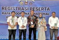 Wakil Bupati Simalungun, Benny Gusman Sinaga,  saat foto bersama di lokasi pendaftaran peserta Rakornas. 