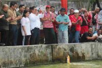 Wali Kota Pematangsiantar Wesly Silalahi SH., MKn., didampingi Ketua TP PKK Ny Liswati Wesly Silalahi memancing bersama masyarakat di kolam Balai Benih Ikan (BBI) Kelurahan Pondok Sayur Kecamatan Siantar Martoba, Kamis (14/08/2025)