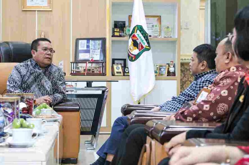 Wali Kota Pematangsiantar Wesly Silalahi SH MKn menerima kehadiran Wakil Kepala Badan Pusat Statistik (BPS) Dr Sonny Harry Budiutomo Harmadi ME, di Kantor Wali Kota, Jumat (29/08/2025).
