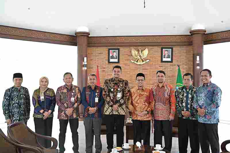 Gubernur Sumatera Utara (Sumut) Muhamamd Bobby Afif Nasution menerima audiensi Dewan Pengurus Partai Keadilan Sejahtera (PKS) Sumut, di Anjungan Lantai 9, Kantor Gubernur Sumut, Jalan Pangeran Diponegoro Nomor 30 Medan, Kamis (11/9/2025).