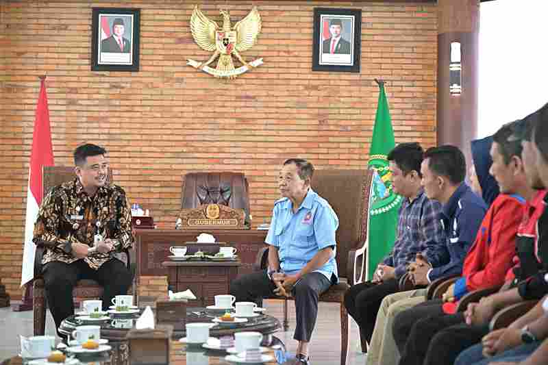 Gubernur Sumatera Utara (Sumut) Muhamamd Bobby Afif Nasution bertemu dengan Pengurus Asosiasi Gerak Buruh untuk Sumatera Utara yang Kondusif, di Anjungan Lantai 9, Kantor Gubernur Sumut, Jalan Pangeran Diponegoro Nomor 30 Medan, Kamis (11/9/2025).