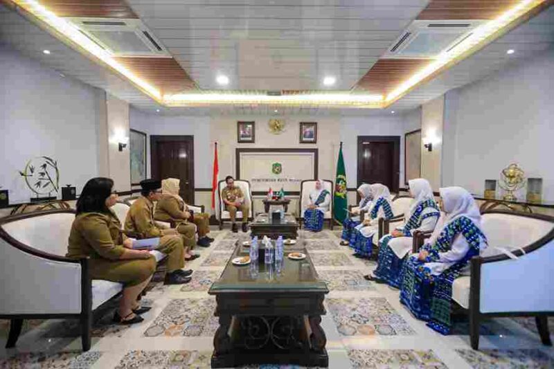 Wali Kota Medan, Rico Tri Putra Bayu Waas, saat menerima audiensi Ketua PD BKMT Kota Medan, Nurasiah Harahap, di Balai Kota, Senin (8/9/2025).