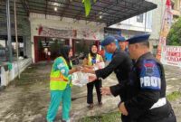 Personel Batalyon A Pelopor Satuan Brimob Polda Sumut melaksanakan bakti sosial bertajuk “Indahnya Berbagi di Jum’at Berkah”, Jumat (19/9/2025).