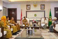 Rico Waas saat menerima audiensi Deputy Secretary General CityNet, Region Network Local Authority Dr. Aisa Tobing bersama Dr. Linda Maas selaku expert staff di Balai Kota Medan, Senin (8/9/2025).