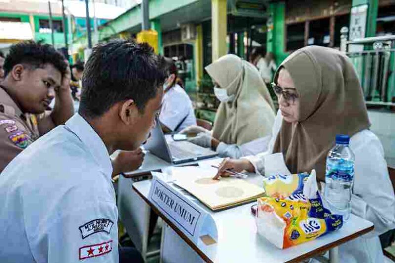 siswa madrasah dan ponpes saat di periksa oleh Dokter Umum, Rabu (3/9/2025), di halaman MTsN 2 Medan.