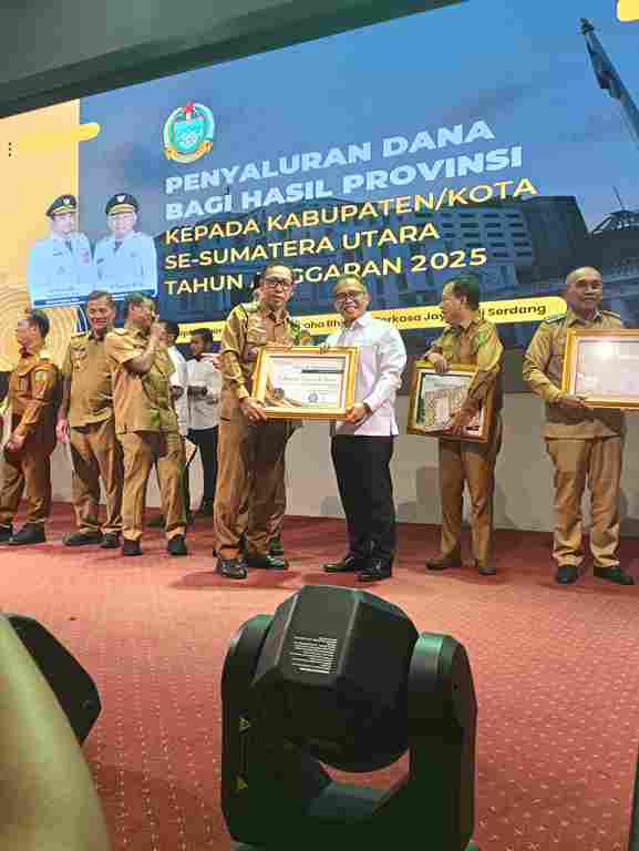 Bupati Tapanuli Utara Dr. Jonius Taripar Parsaoran Hutabarat, S. Si, M. Si., menghadiri acara Launching UHC Prioritas Sumatera Utara sekaligus penyerahan Dana Bagi Hasil (DBH) tahap III kepada kabupaten/kota se-Sumatera Utara yang digelar di Graha Bhinneka Perkasa Jaya, Lubuk Pakam, (Senin, 29 September 2025). 