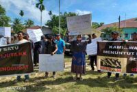 Puluhan warga Indra Makmu gelar aksi damai menuntut PT Medco E&P Malaka perbaiki pengelolaan sosial dan ekonomi lingkar tambang.